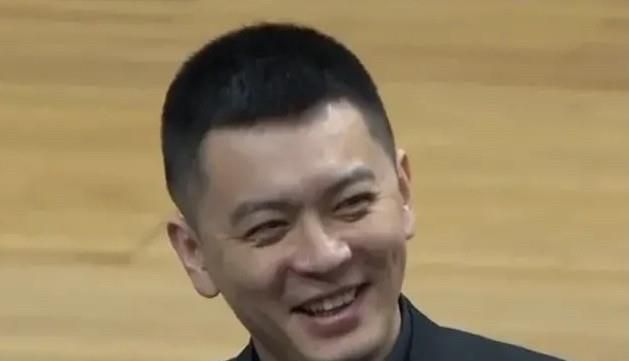 带小玩具跑步尿裤子